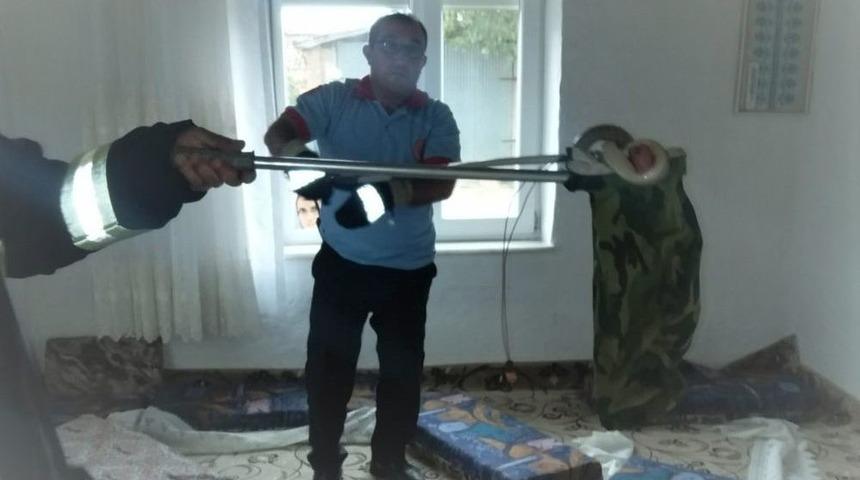 Evin Oturma Odasına Giren Yılan Korkuttu