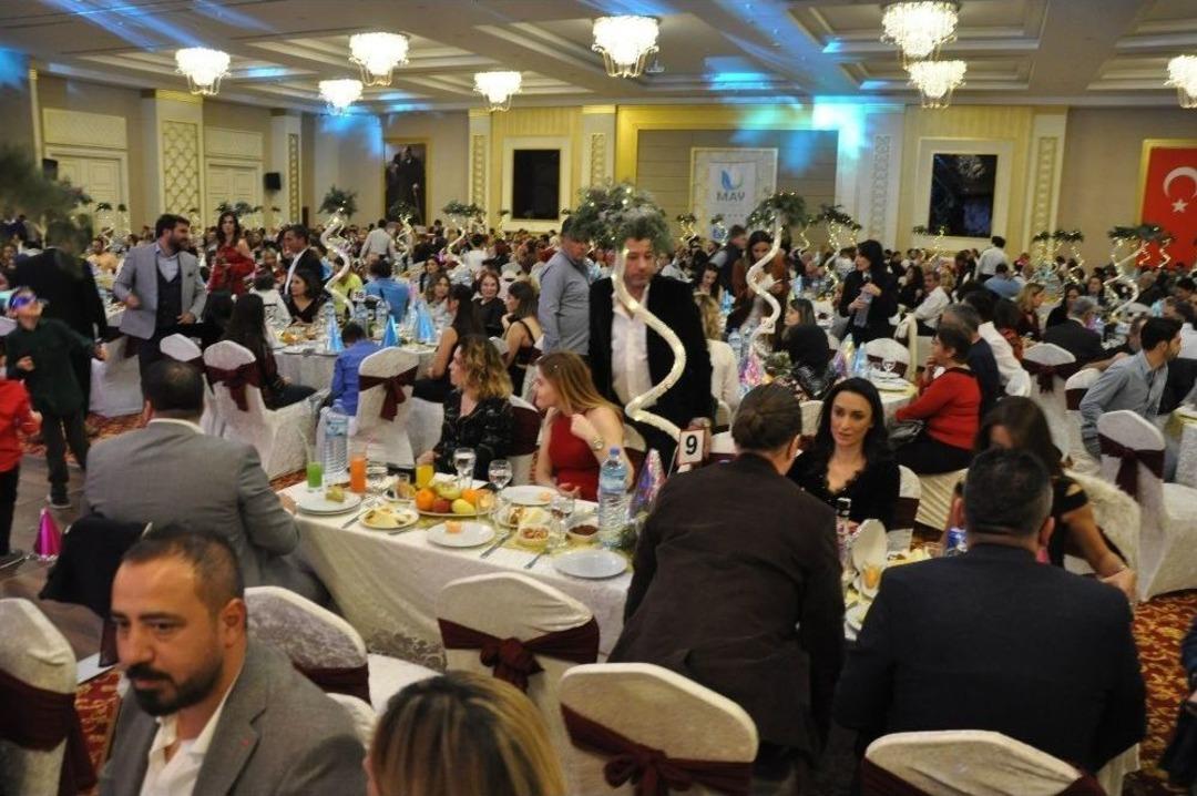 Afyonkarahisar 2018 &lsquo;e &Uuml;nl&uuml; Sanat&ccedil;ı Ebru Yaşar İle Girdi