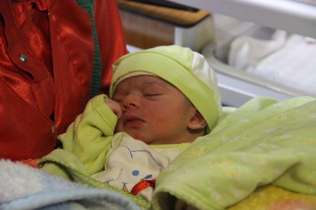 Yeni Yılın İlk Bebeğine Altın Takıp İsim Verdi