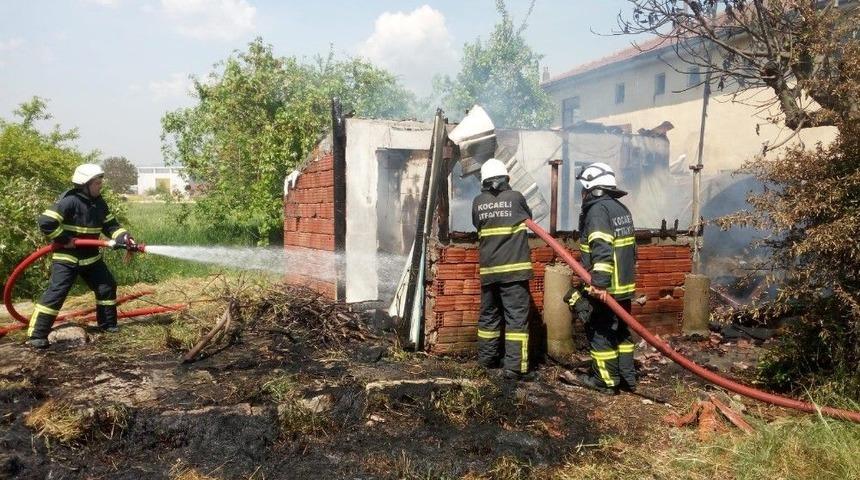Barakada &Ccedil;ıkan Yangın İtfaiyeyi Harekete Ge&ccedil;irdi