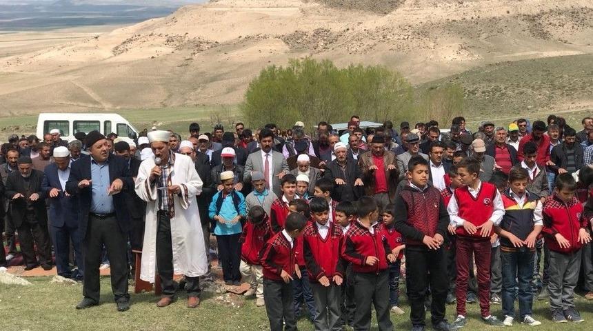 &Ccedil;ift&ccedil;iler Yağmur Duasına &Ccedil;ıktı