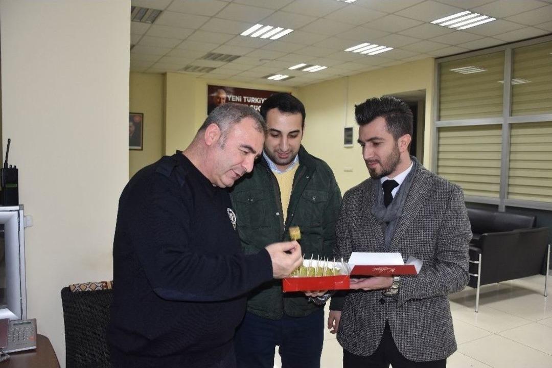 Ak Parti&rsquo;li Gen&ccedil;ler Yeni Yıla Polislerle Birlikte Girdi