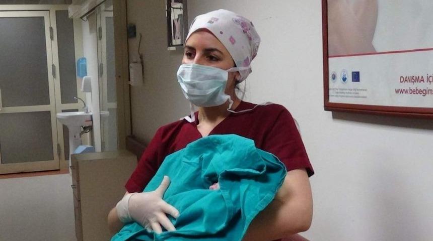 Siirt&rsquo;te 2018 Yılının İlk Bebeği D&uuml;nyaya G&ouml;zlerini A&ccedil;tı