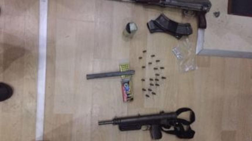 (d&uuml;zeltme) Cezaevi Firarisi Evinde El Yapımı Patlayıcı Ve Uzun Namlulu Silahla Yakalandı