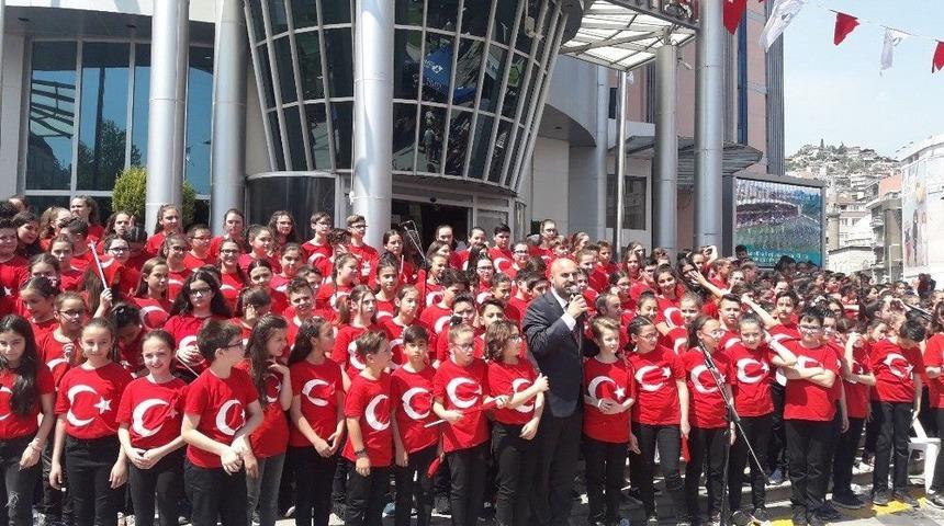 İzmitli &Ouml;ğrencilerden 23 Nisan Konseri
