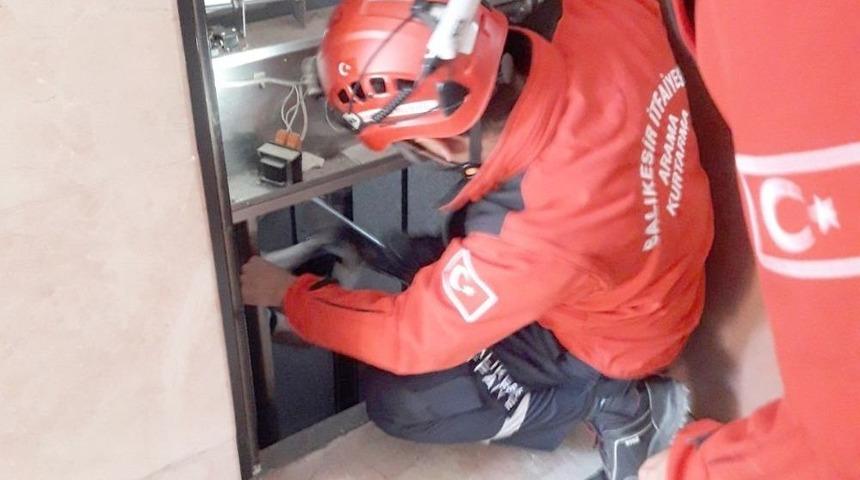 Asans&ouml;rde Mahsur Kalan Gen&ccedil; Kızı İtfaiye Kurtardı