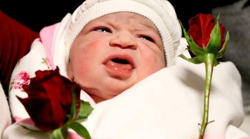 Yeni Yılın İlk Bebeği Babaannesi İle Aynı Doğum G&uuml;n&uuml;ne Sahip