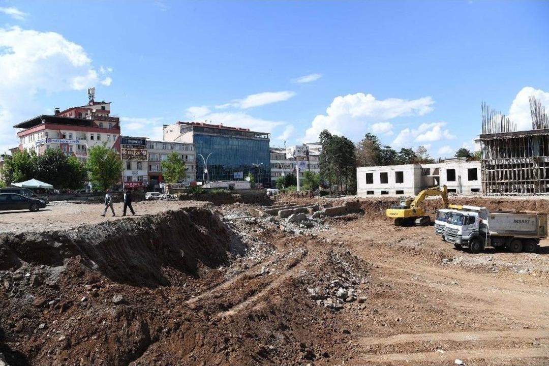 Başkan Asya, Kent Meydanındaki &Ccedil;alışmaları İnceledi