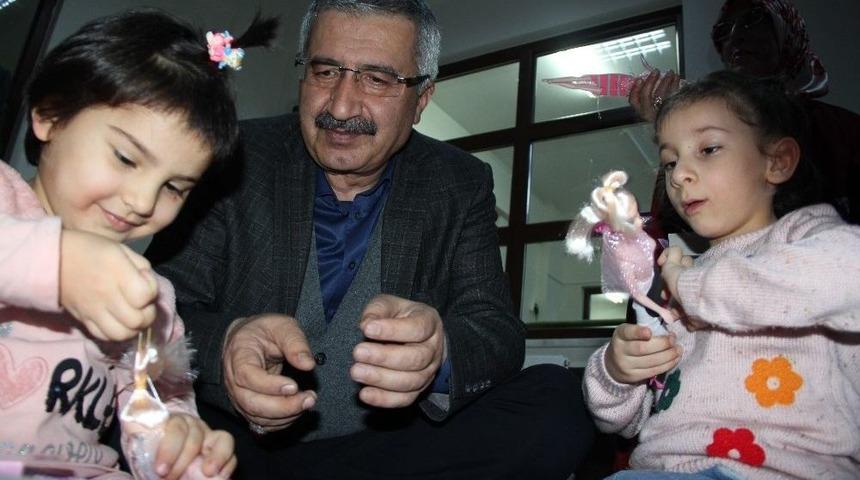 Vali Kılı&ccedil;, Yeni Yılda Yetim &Ccedil;ocukları Yalnız Bırakmadı