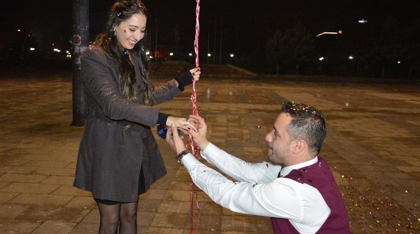 Yeni Yıla Evlilik Teklifi İle Girdiler