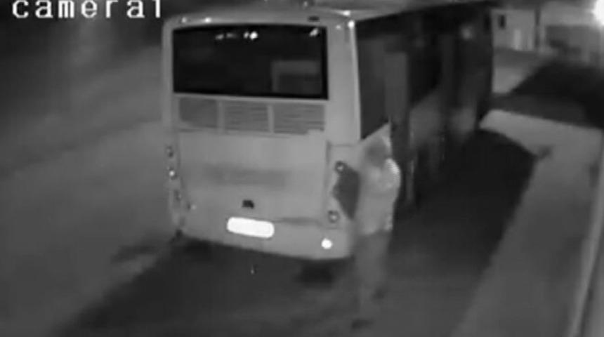 Komşusunun Otob&uuml;s&uuml;n&uuml; Soydu "uyumak İ&ccedil;in Girdim" Dedi