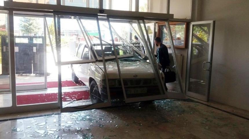 Sulama Birliğine Kızan Çiftçi Kamyonetiyle Kaymakamlık Binasına Daldı