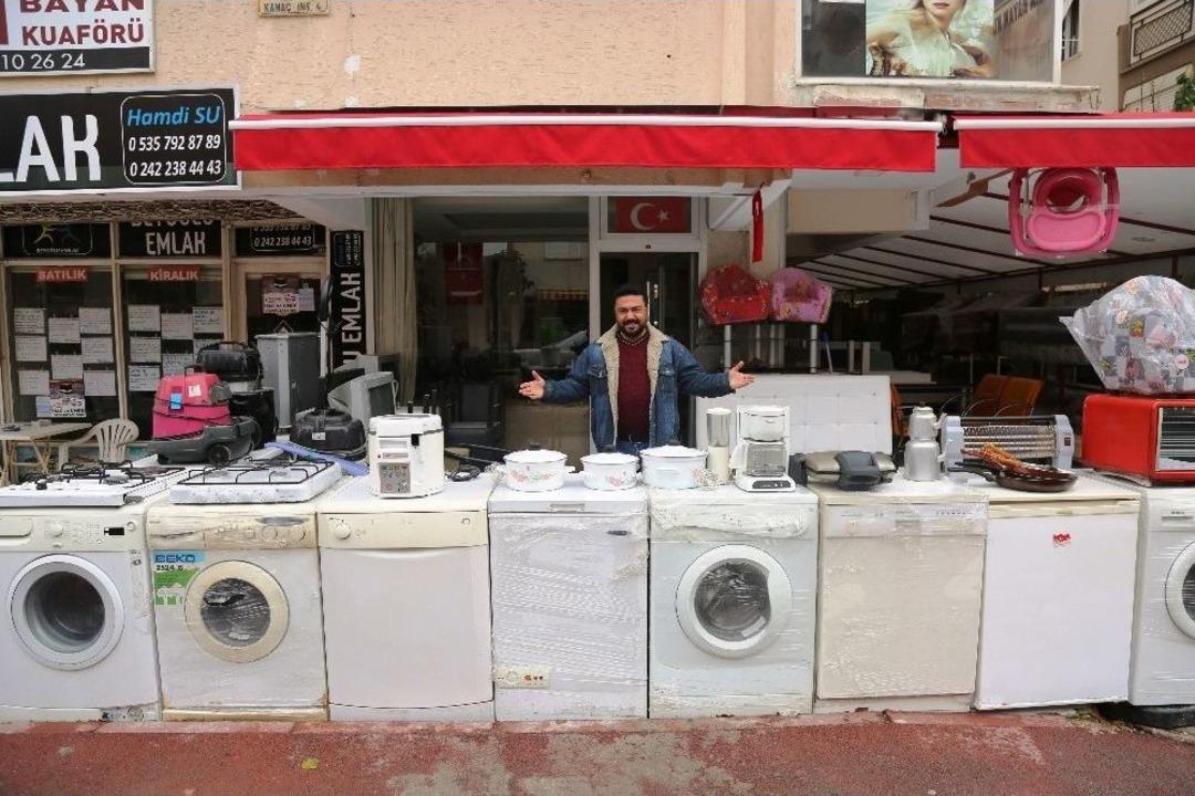 Onlarca Eşyayı Sokakta G&ouml;ren Hırsız, Neyi &Ccedil;alacağını Şaşırdı