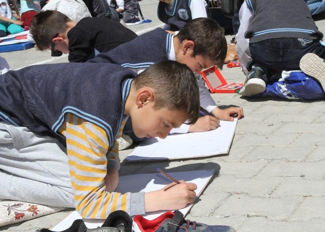 500 &Ouml;ğrenci Aynı Anda Resim Yaptı