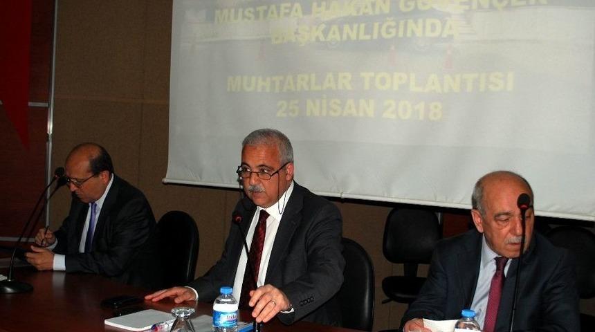 Vali G&uuml;ven&ccedil;er Salihli&rsquo;de Muhtarlarla Buluştu