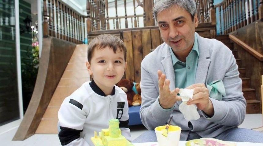 &Uuml;nl&uuml; Oyuncu Necati Şaşmaz, Babalar G&uuml;n&uuml;&rsquo;n&uuml; Oğluyla Ge&ccedil;irdi