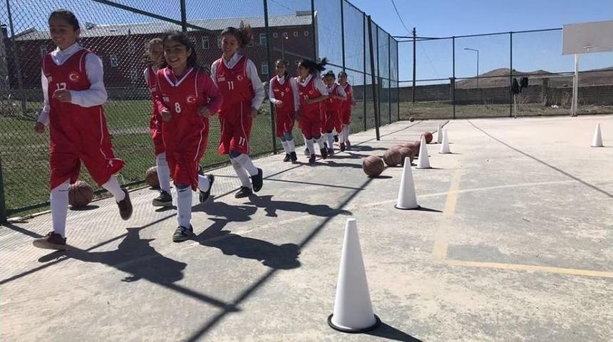 &Ouml;zalp İl&ccedil;esinde &lsquo;gen&ccedil;ler Sporla Hayat Bulsun&rsquo; Projesi