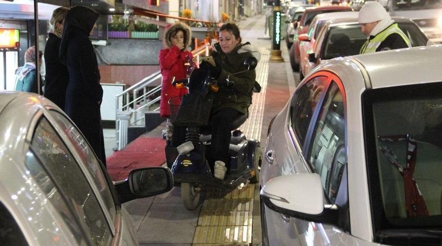 Engelli Rampasında Yarım Saat Bekledi