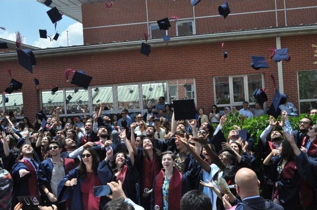 İletişim Bilimleri Fak&uuml;ltesi Mezunları Kep Attı