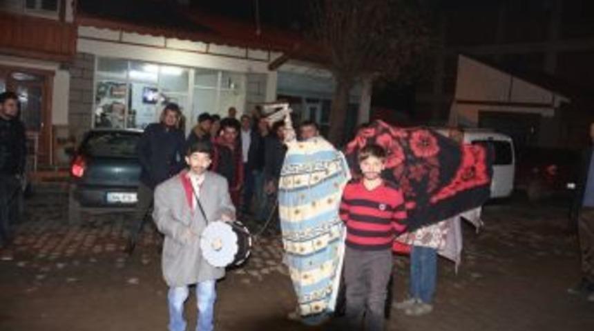 Yılbaşı Devesi Oynatıp Har&ccedil;lık Topladılar