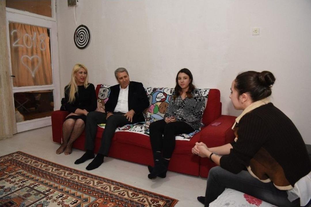 Rekt&ouml;r Budak Yılbaşına &Ouml;ğrencilerle Girdi