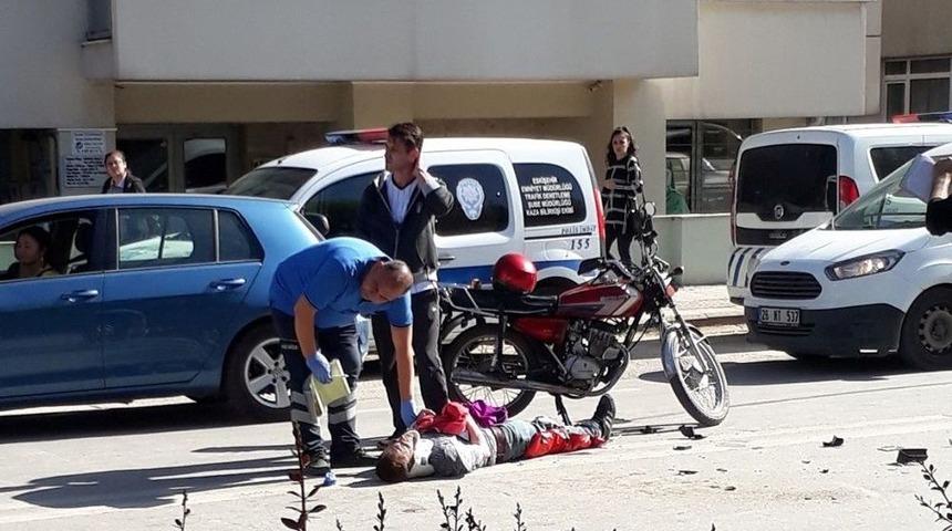 Motosiklet İle Otomobil &Ccedil;arpıştı; 2 Yaralı