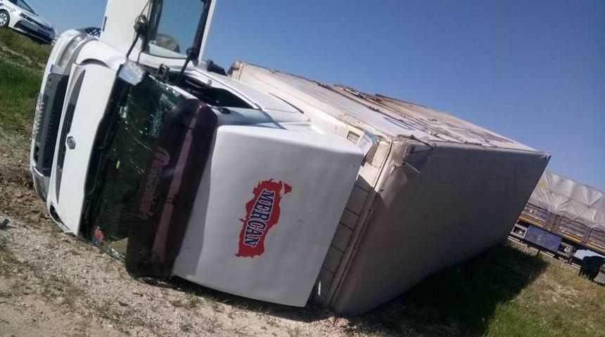 Direksiyon Hakimiyetini Kaybeden Kamyon Şarampole Devrildi