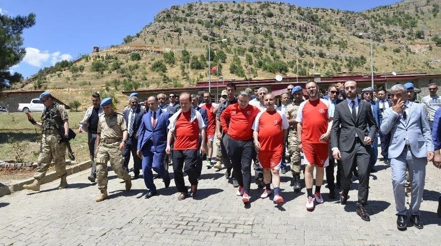 Bakan Bak&rsquo;tan Yerde Buldukları Bayrak İ&ccedil;in Direk Dikip G&ouml;ndere &Ccedil;eken &Ccedil;ocuklara S&uuml;rpriz