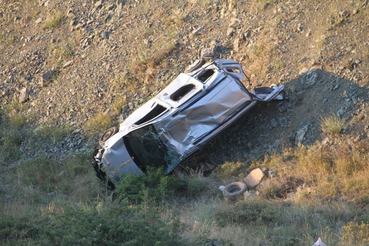 Hafif Ticari Ara&ccedil; U&ccedil;uruma Yuvarladı: 5 Yaralı