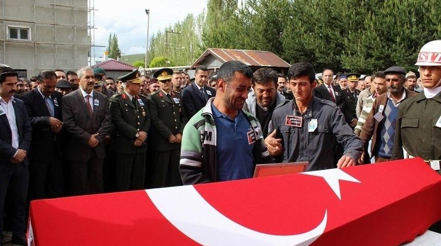 Şehit Kardeşi Anne Ve Babasını Bı&ccedil;aklayarak Ağır Yaraladı