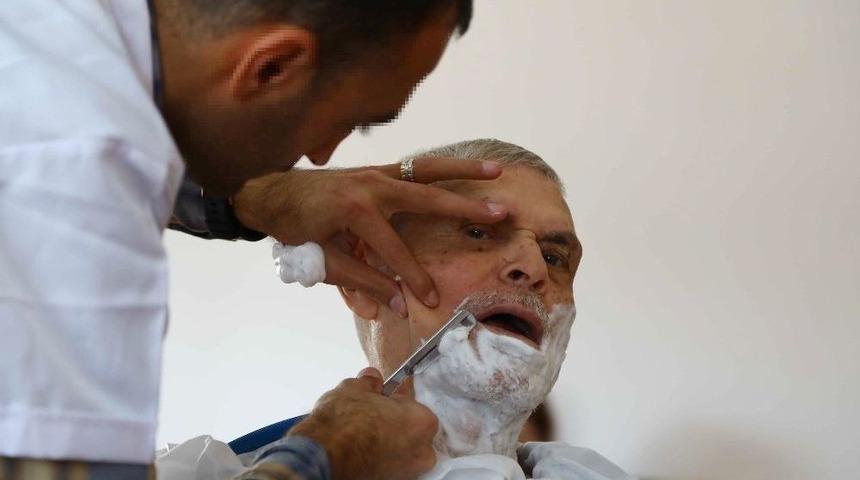 Cezasını Tıraş Ederek &Ccedil;ekiyor