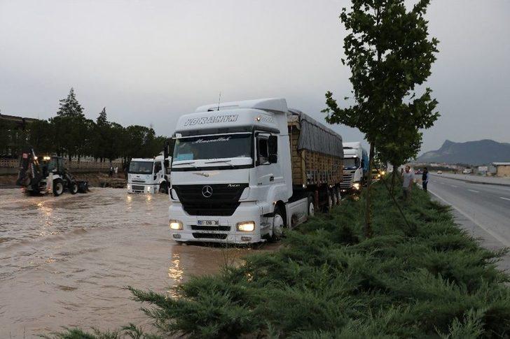 Denizli-afyonkarahisar Karayolu Sel Nedeniyle 1,5 Saat Ulaşıma Kapandı G3