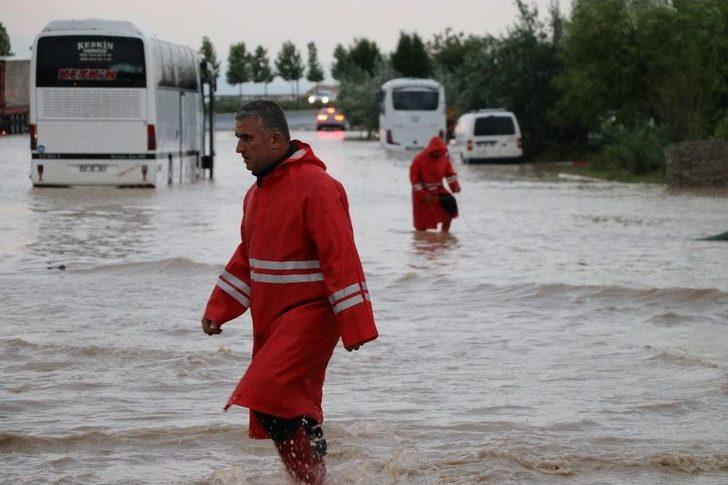 Denizli-afyonkarahisar Karayolu Sel Nedeniyle 1,5 Saat Ulaşıma Kapandı G4