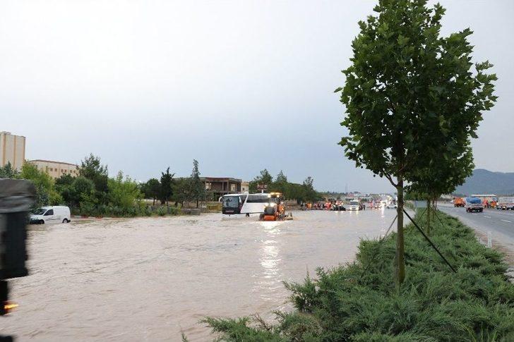 Denizli-afyonkarahisar Karayolu Sel Nedeniyle 1,5 Saat Ulaşıma Kapandı G5