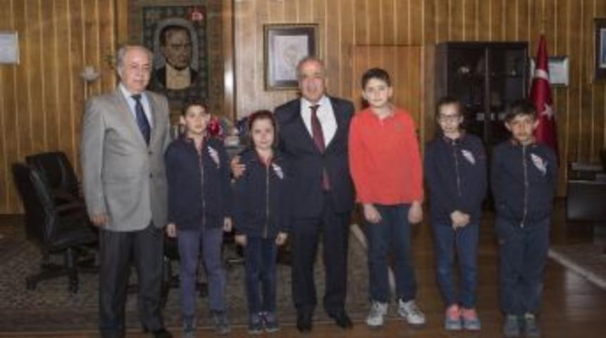 Makedonya Yolcusu &Ouml;ğrenciler Rekt&ouml;r &Ccedil;omaklı&rsquo;yı Ziyaret Etti