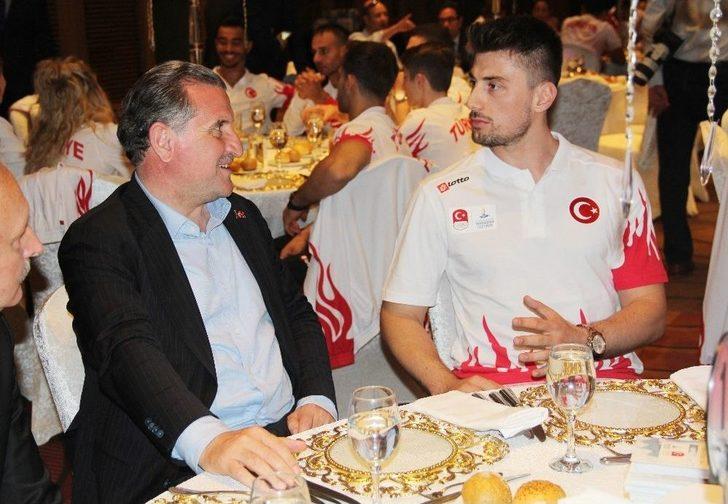 Bakan Osman Aşkın Bak, Milli Sporcularla Bir Araya Geldi G1