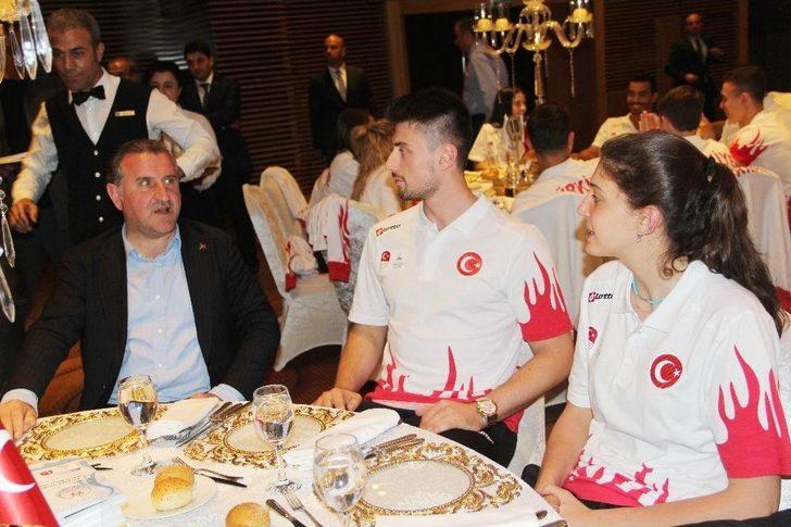 Bakan Osman Aşkın Bak, Milli Sporcularla Bir Araya Geldi G2
