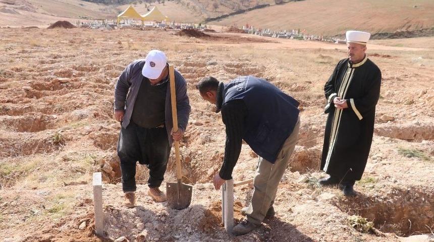 Buz Kalıpları İ&ccedil;erisinde Bulunan Bebek Defnedildi