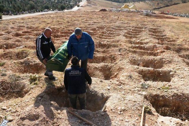 Buz Kalıpları İçerisinde Bulunan Bebek Defnedildi