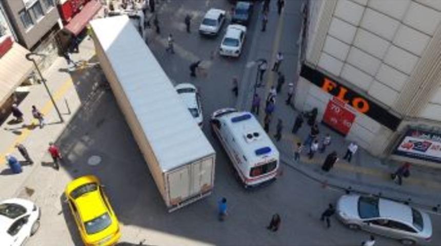 Tıkanan Yolda Vatandaşlar Ambulans İ&ccedil;in Seferber Oldu