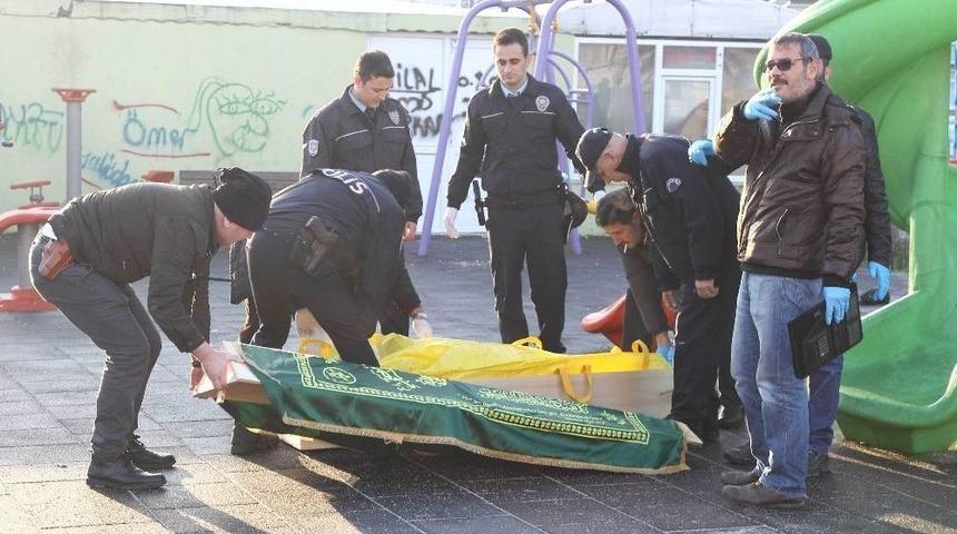 &Ccedil;ocuk Parkında Erkek Cesedi Bulundu