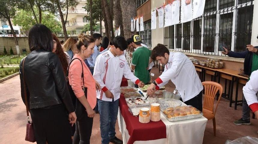 &Ouml;ğrenciler Yemek Festivalinde H&uuml;nerlerini Sergiledi