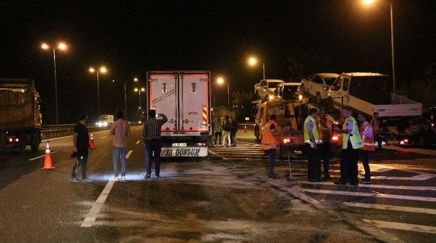 Tem&rsquo;de İki Kamyon &Ccedil;arpıştı: 1 Yaralı