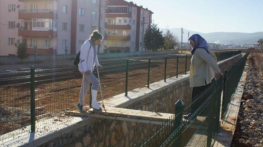 Mahalleyi İkiye B&ouml;len Kanal &Uuml;zerinden Tehlikeli Ge&ccedil;iş