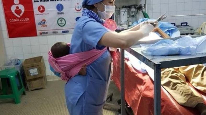 Nijer&rsquo;li Anne Ameliyatı Sırasında Bebeğini Bırakacak Kimse Bulamayınca, Yardımına T&uuml;rk Hemşire M&uuml;lkiye Okyay Yetişti