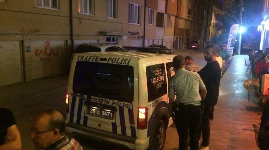 İki Aracın Arasına Sıkışan Kadın Ölümden Döndü