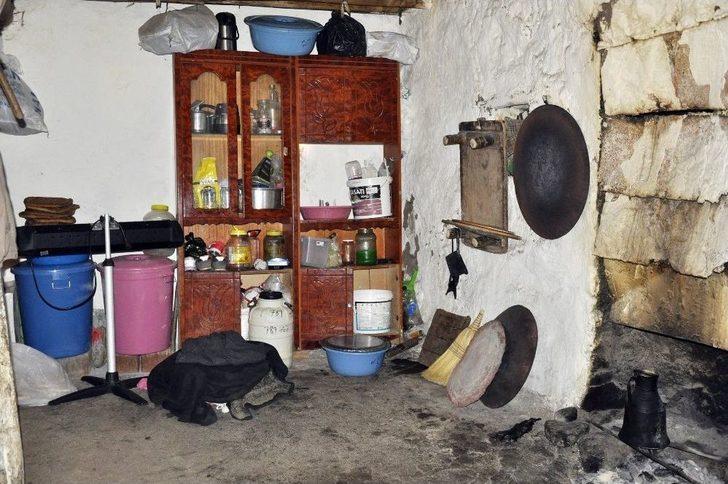 11 Nüfuslu Ailenin Tek Odalı Evde Yaşam Mücadelesi G5