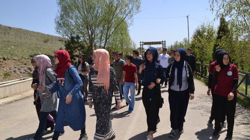 &Ouml;ğrenciler Kocatepe&rsquo;ye Akın Ediyor