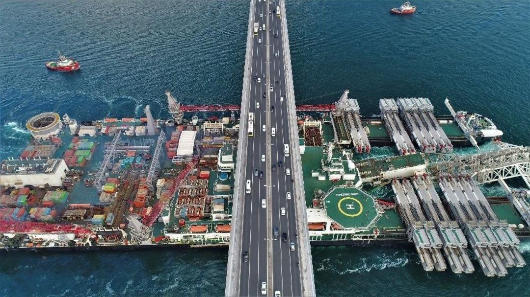 D&uuml;nyanın En B&uuml;y&uuml;k İnşaat Gemisi Pioneering Spirit, İstanbul Boğazı&rsquo;ndan Ge&ccedil;işi Havadan G&ouml;r&uuml;nt&uuml;lendi