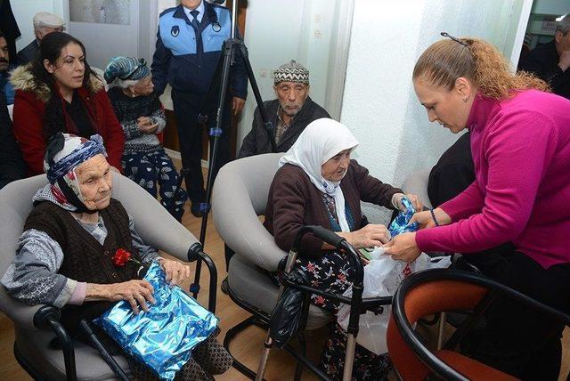 Başkan Acar Yılbaşında Huzurevi Sakinlerini Unutmadı